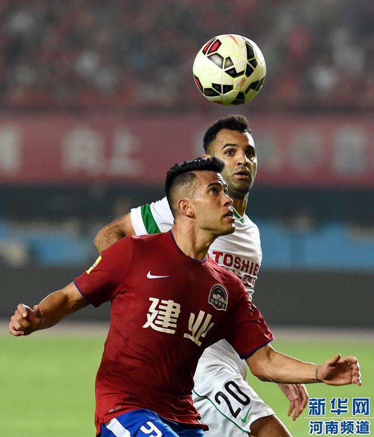 7月19日，河南建業(yè)隊球員哈維爾（前）在比賽中拼搶。