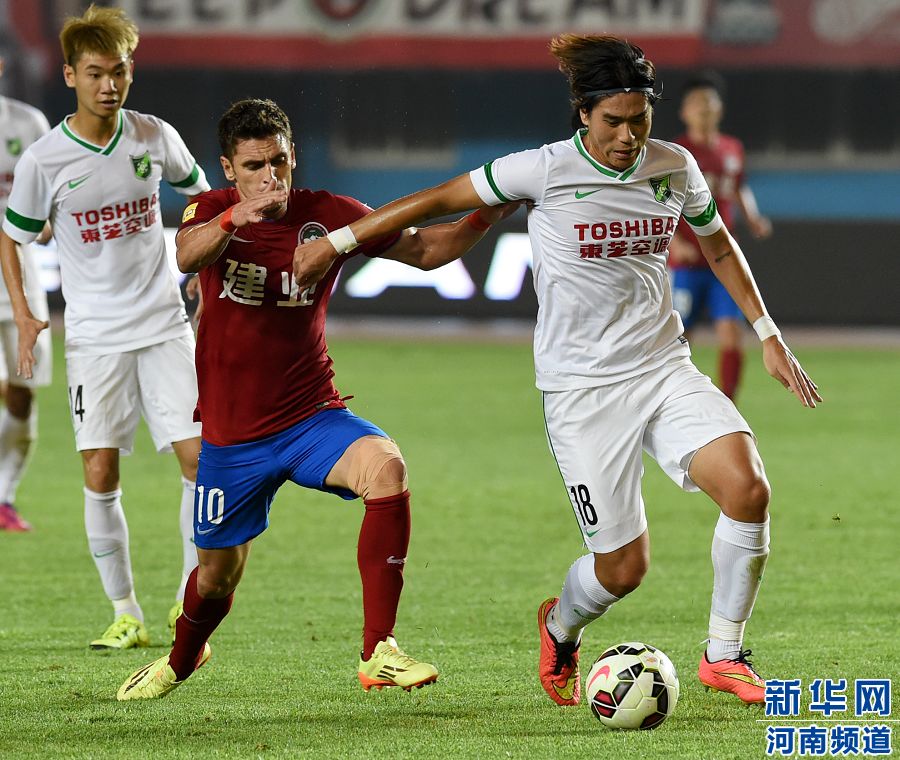 　7月19日，杭州綠城隊球員趙宇豪（右）在比賽中爭搶。