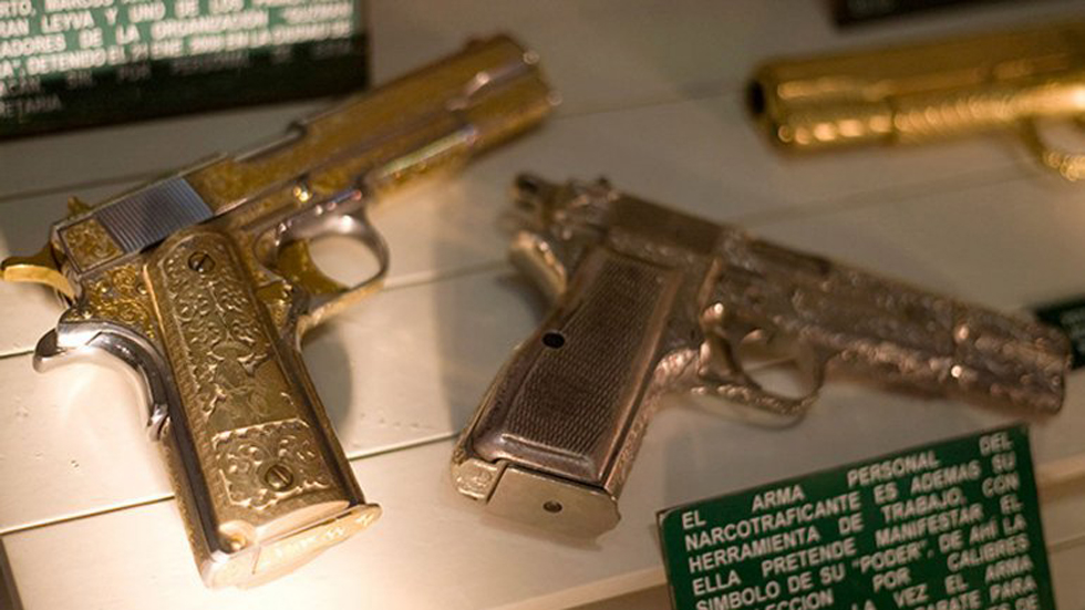 墨西哥毒梟古斯曼收藏的黃金手槍?zhuān)ňW(wǎng)頁(yè)截圖）