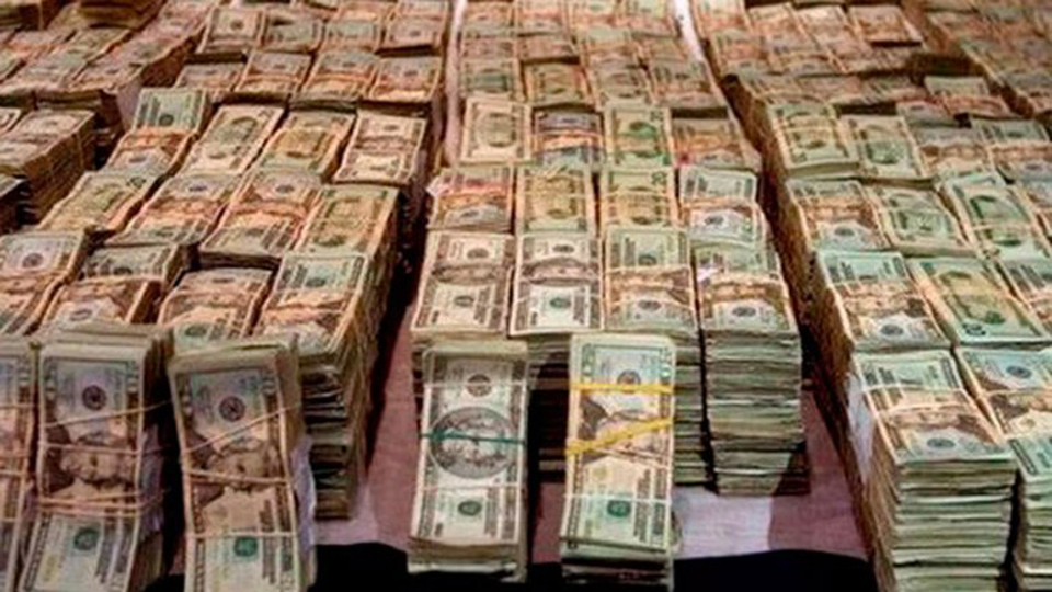 墨西哥毒梟古斯曼家中滿(mǎn)屋的鈔票（網(wǎng)頁(yè)截圖）