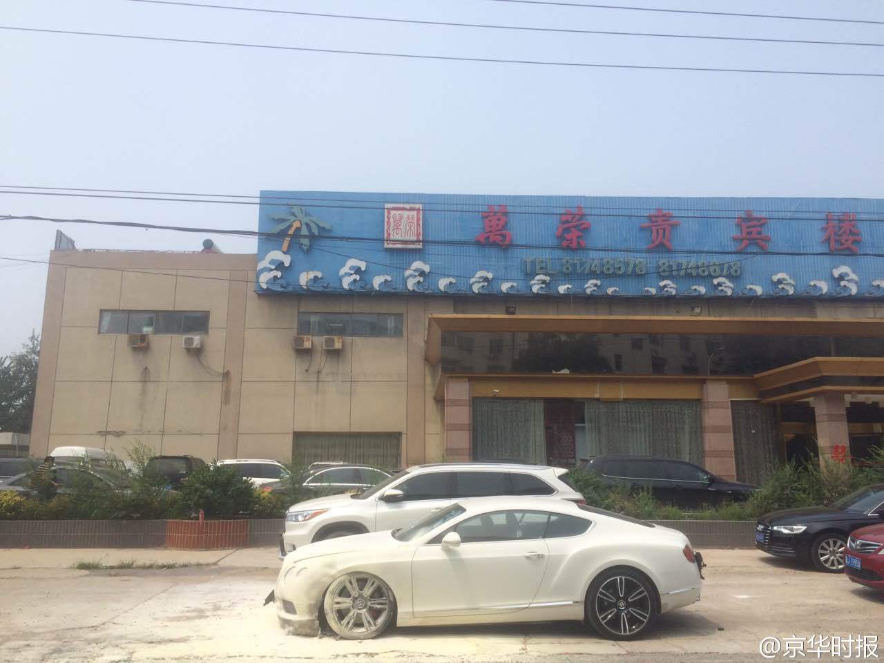 新郎租400萬豪車迎親被鞭炮點燃