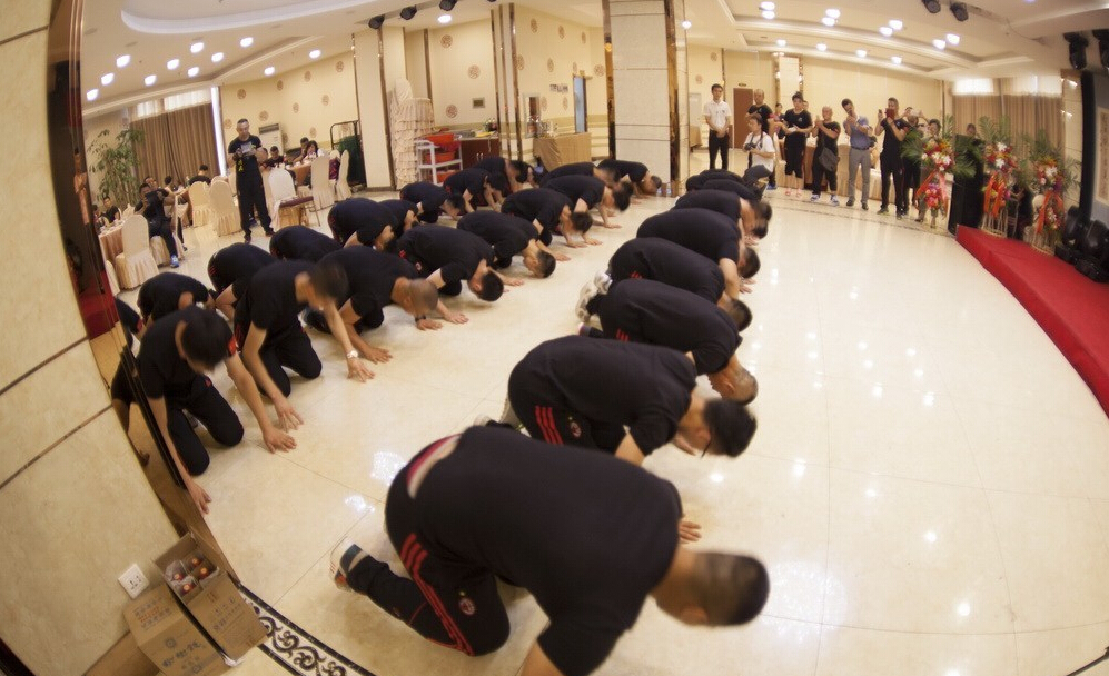 長(zhǎng)春散打總教頭舉行收徒儀式 行跪拜大禮