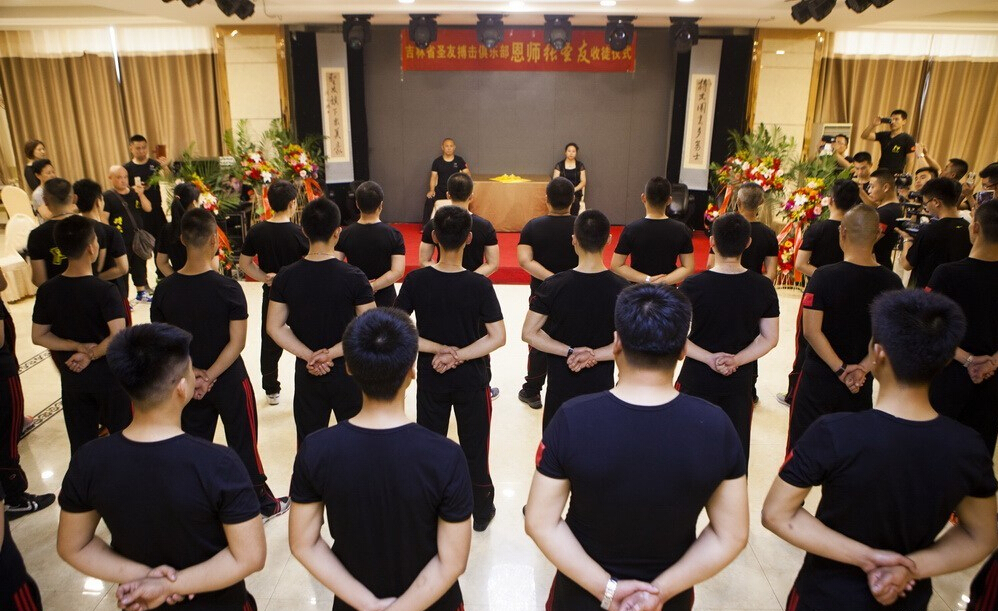 長(zhǎng)春散打總教頭舉行收徒儀式 行跪拜大禮