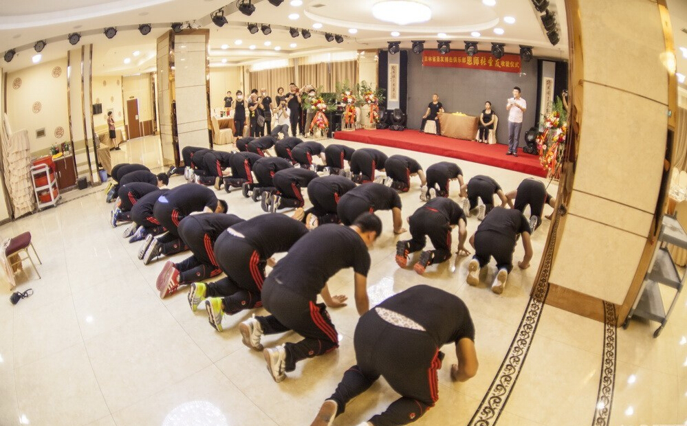 長(zhǎng)春散打總教頭舉行收徒儀式 行跪拜大禮