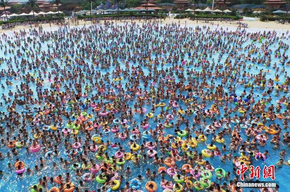 8月1日，民眾扎堆在南京湯山歡樂水魔方水上樂園戲水，享受“冰火兩重天”的涼爽和激情。連日來，中國大部分地區(qū)迎來高溫天氣。