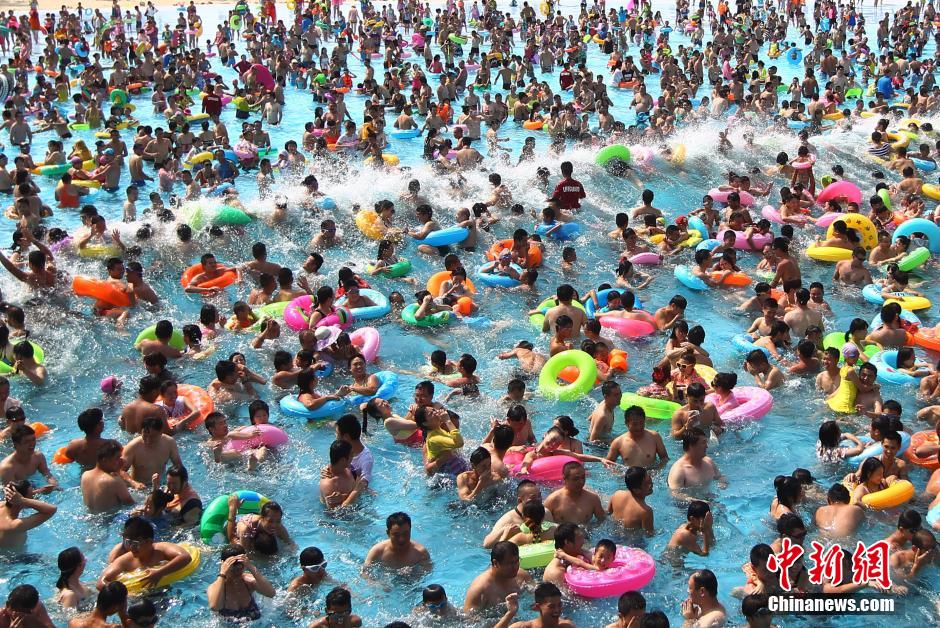 8月1日，民眾扎堆在南京湯山歡樂水魔方水上樂園戲水，享受“冰火兩重天”的涼爽和激情。連日來，中國大部分地區(qū)迎來高溫天氣。