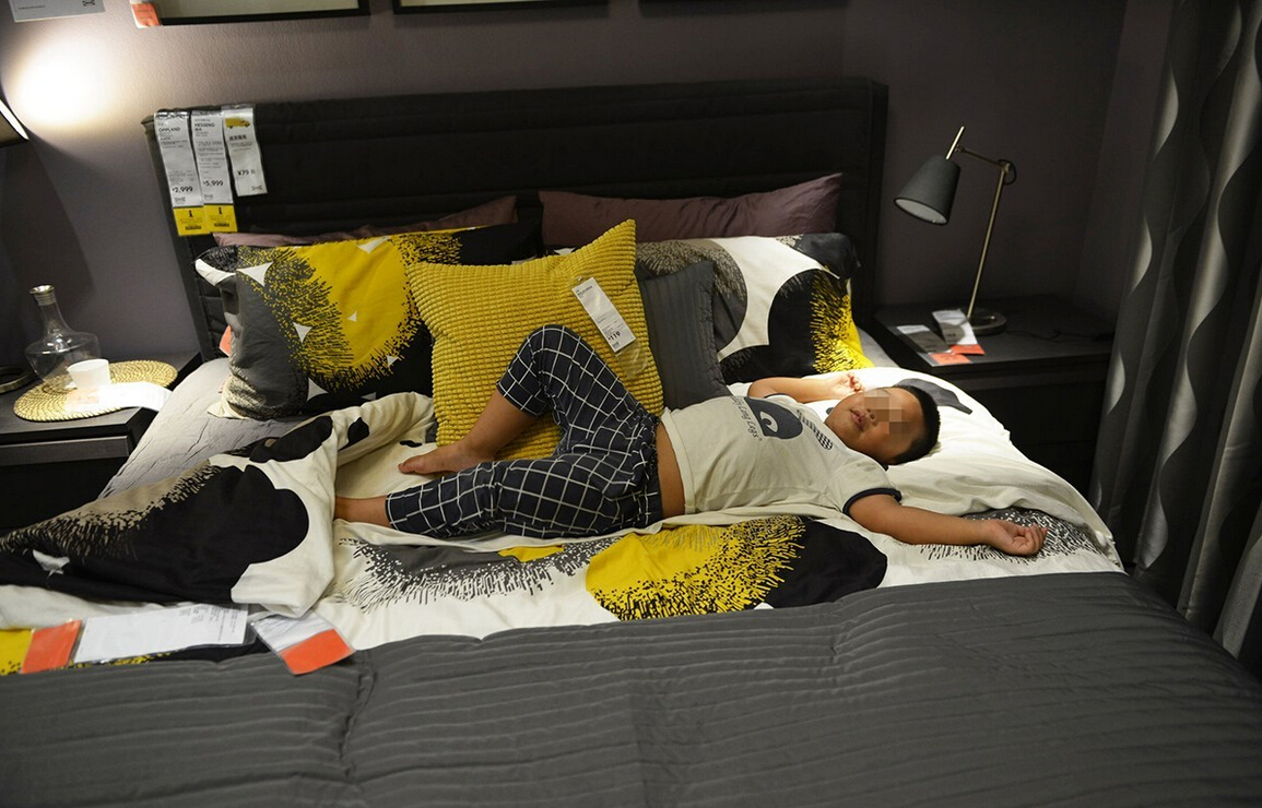 8月4日，杭州，“蹭涼族”在宜家杭州店的沙發(fā)或床鋪上休息。