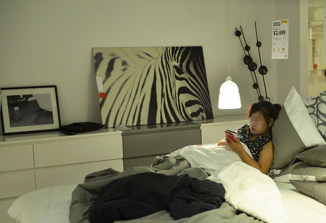 8月4日，杭州，“蹭涼族”在宜家杭州店的沙發(fā)或床鋪上休息。