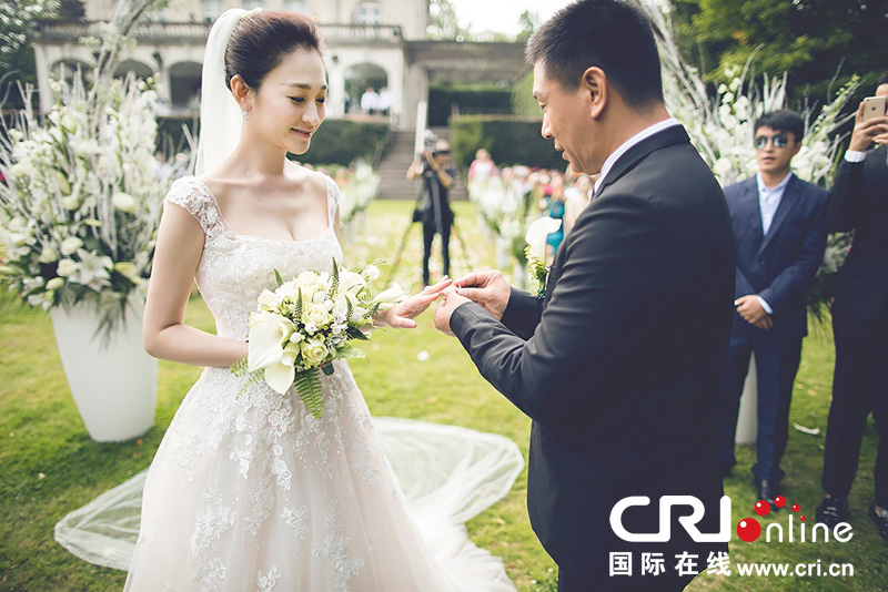 李小冉比利時(shí)辦婚禮 朱丹、鐘欣潼、應(yīng)采兒做伴娘