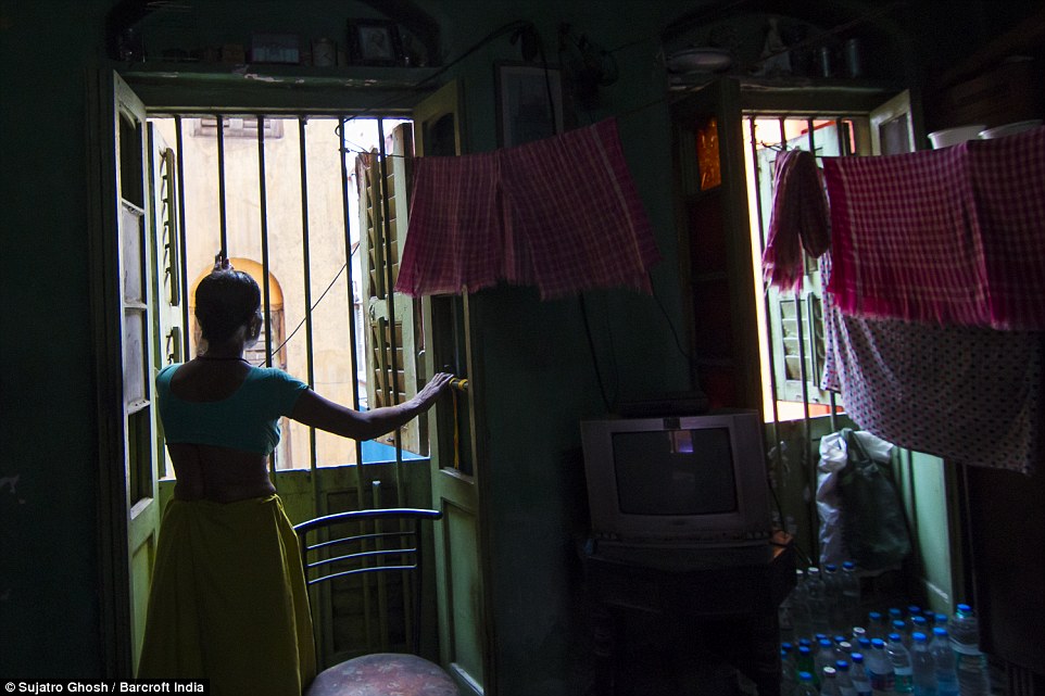 72歲的Maya Banarjee說：“我已經(jīng)太老了，但是我不會離開?！? complete=