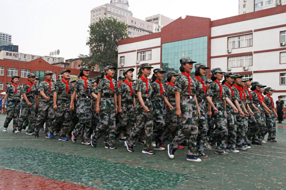 同學(xué)們?cè)谟曛袌?jiān)持完成了會(huì)操表演。