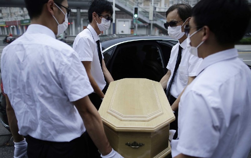 上海，花床、木棺、挽聯(lián)，在上海市閔行區(qū)一處私密的悼念室內(nèi)，一場(chǎng)小型追悼?jī)x式正在舉行。