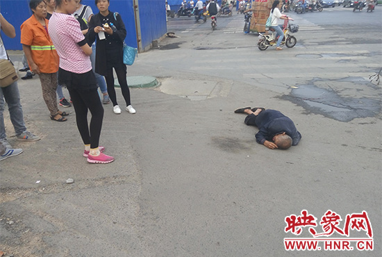 老人倒地后無(wú)人敢扶，過(guò)路市民拍照作證。