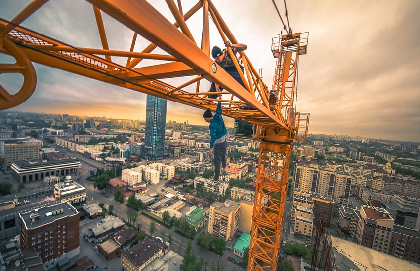 恐高癥慎入！俄羅斯小伙高空跑酷炫特技驚險萬分