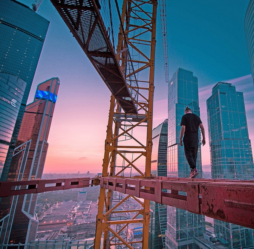 恐高癥慎入！俄羅斯小伙高空跑酷炫特技驚險萬分