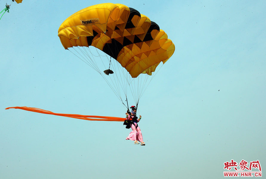 2015鄭州航展現(xiàn)場(chǎng)“仙女下凡” 觀眾直呼太贊了
