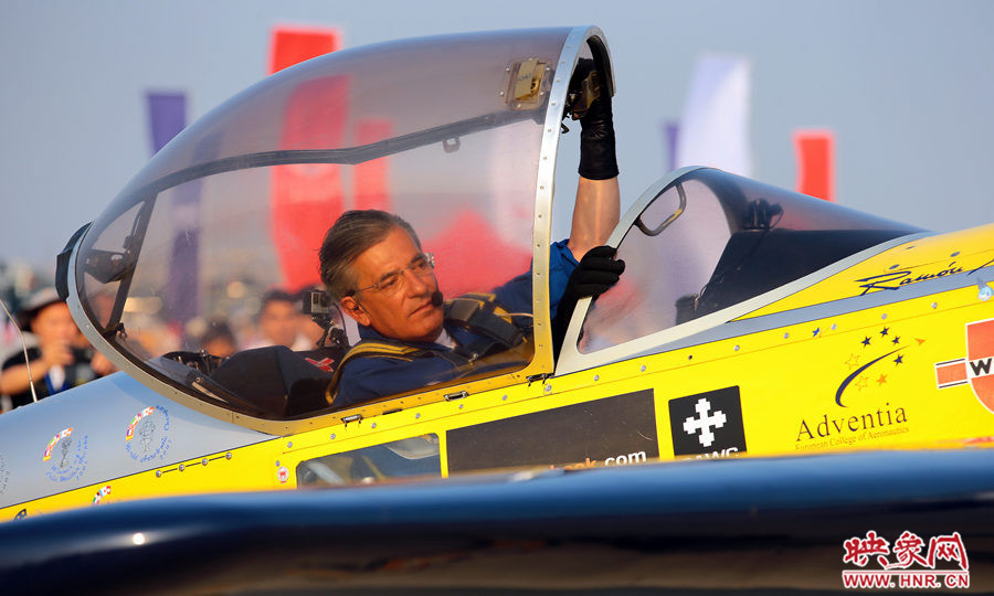 2015鄭州航展現(xiàn)場(chǎng)“仙女下凡” 觀眾直呼太贊了