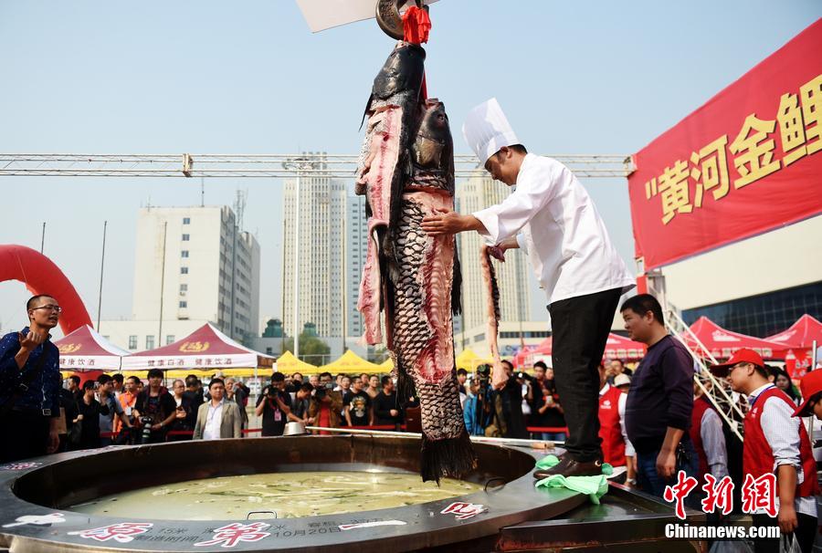 河南鄭州，一個(gè)直徑3.15米，深0.7米，可容納3噸高湯的“中原第一鍋”現(xiàn)場(chǎng)烹煮火鍋盛宴。