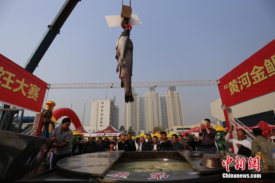 起重機(jī)吊起161.2斤魚王下鍋。 圖片來(lái)源：CFP視覺(jué)中國(guó)