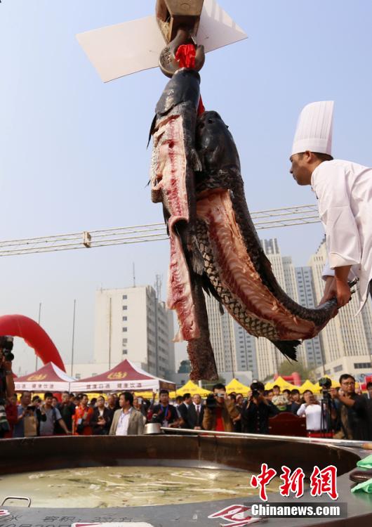 廚師對(duì)魚肉進(jìn)行處理。 圖片來(lái)源：CFP視覺(jué)中國(guó)