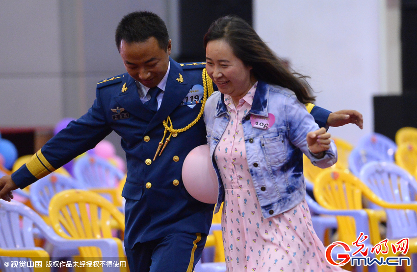 湖北武漢，“嫁人就嫁解放軍”，每年一屆的武漢軍旅姻緣會(huì)17日在駐漢空軍某指揮所文化活動(dòng)中心舉行