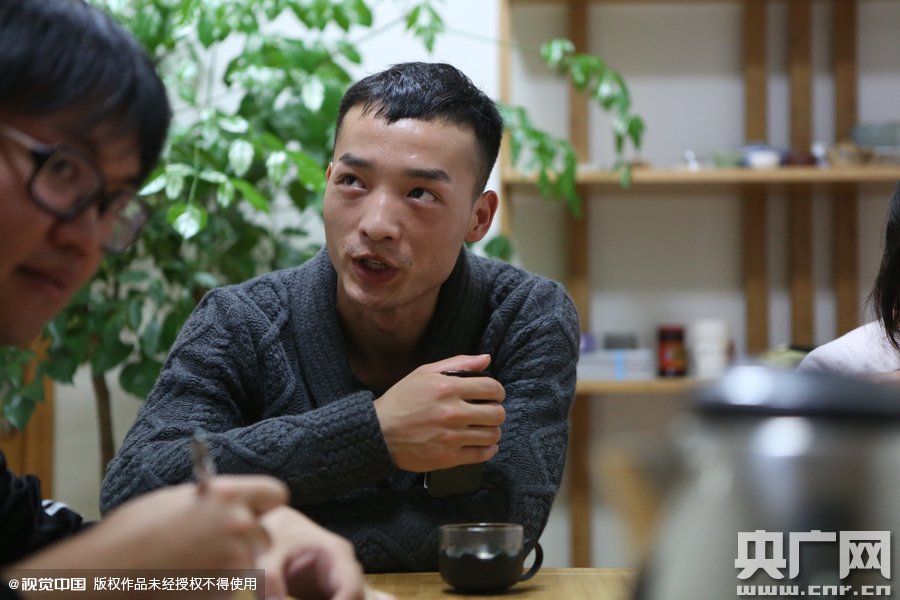 網(wǎng)絡(luò)紅人葉良辰現(xiàn)身浙江臺(tái)州，接受記者的專訪。