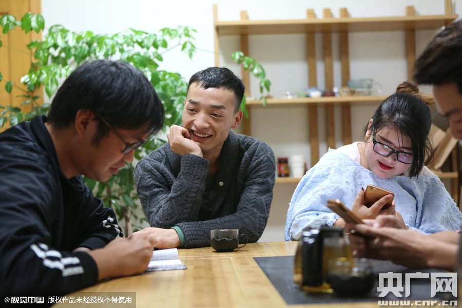 網(wǎng)絡(luò)紅人葉良辰現(xiàn)身浙江臺(tái)州，接受記者的專訪。