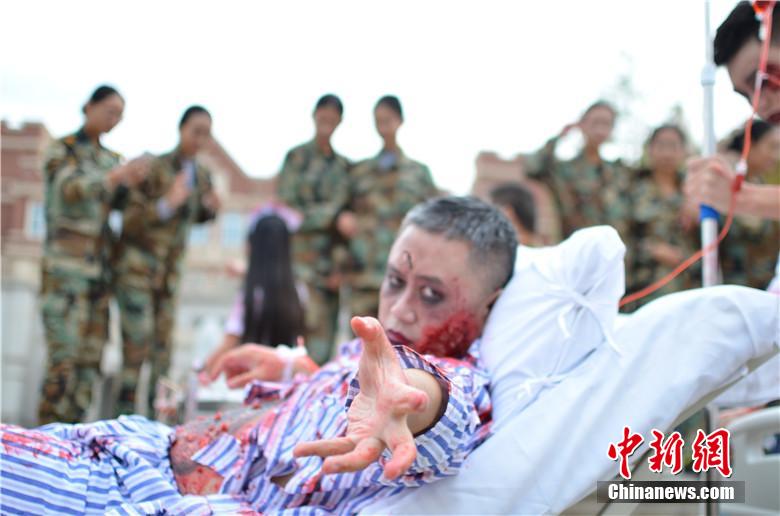 該校院長(zhǎng)也參與其中，與學(xué)生共同嗨翻校園。 何浠 攝