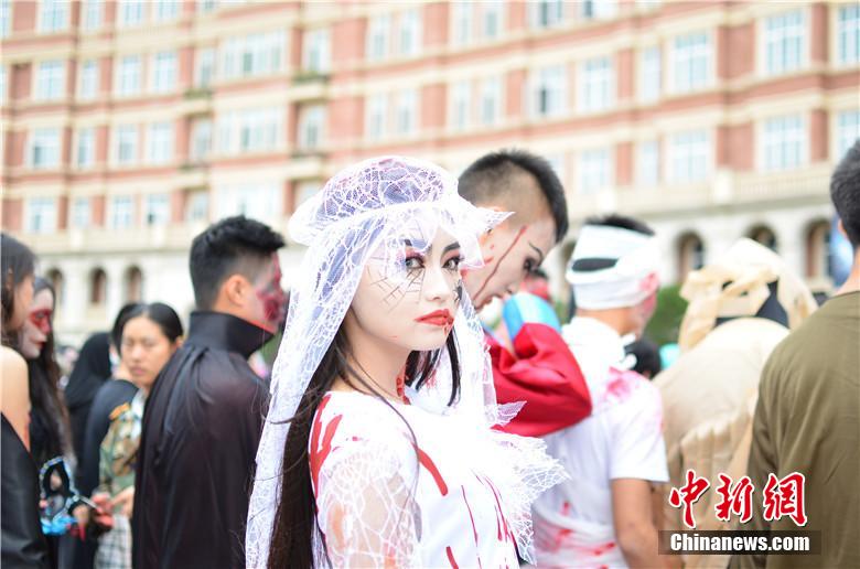 校園“萬(wàn)圣節(jié)”恐怖化妝派對(duì)讓“群鬼”聚集。 何浠 攝