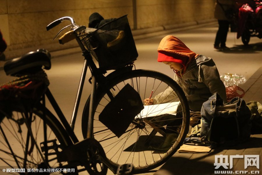 他的父母說(shuō)，晚上回去晚，孩子的作業(yè)都是在這寫(xiě)，做小生意不容易，孩子還陪著遭罪，經(jīng)常還有城管攆著不讓在這賣(mài)。