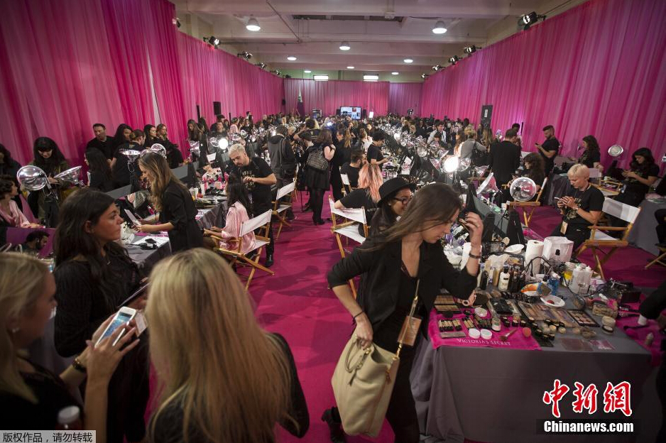 當(dāng)?shù)貢r間11月10日，2015維多利亞的秘密年度內(nèi)衣秀在紐約上演，模特在后臺緊張地準(zhǔn)備中。