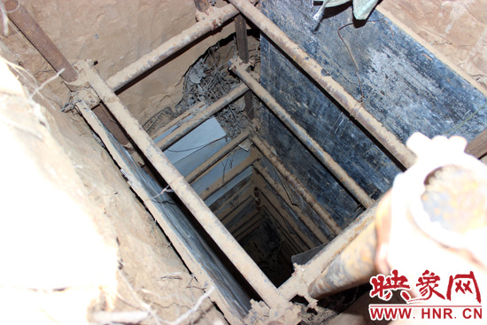 走上叔齊墓的頂端，可以清晰看到兩個沒有填土的坑洞，洞內(nèi)的四周從上往下放置著腳手架，深不見底。