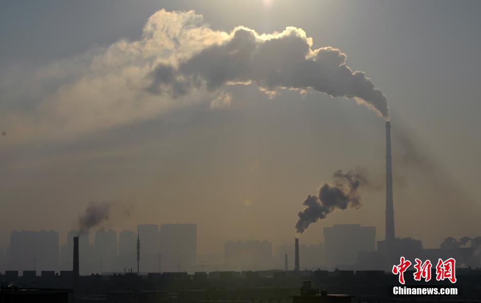沈陽上空“大氣對(duì)流” 煙柱飄向不同方向 沈陽上空“大氣對(duì)流” 煙柱飄向不同方向