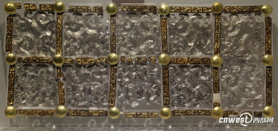 出土的車廂側(cè)板裝飾物。