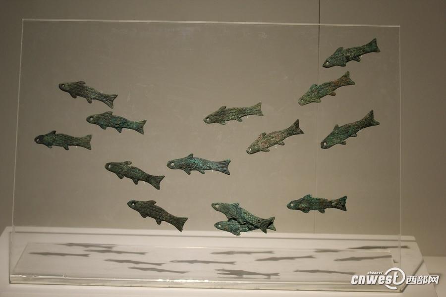 青銅魚符，有專家推測是覆蓋棺槨所用荒帷上懸掛的裝飾物。