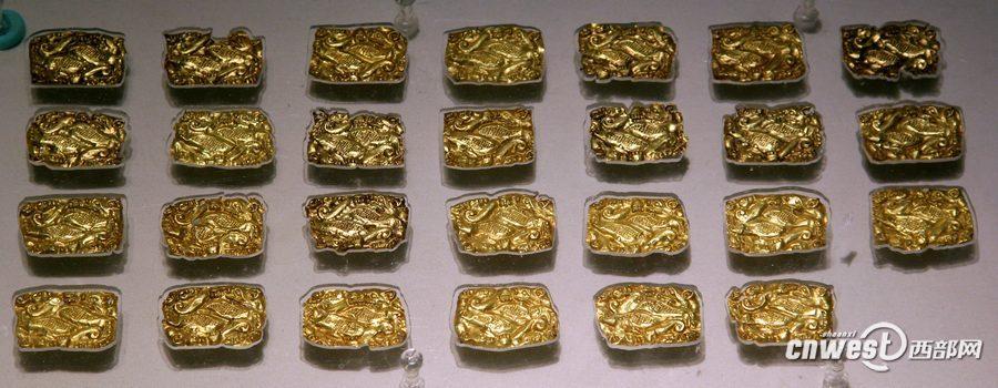 戎人墓出土的黃金牌飾。