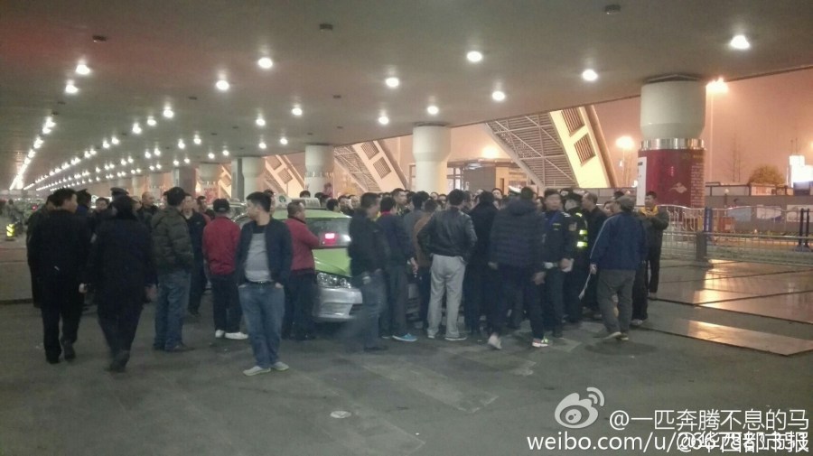 機(jī)場(chǎng)后調(diào)配10多輛機(jī)場(chǎng)大巴運(yùn)送旅客進(jìn)城。