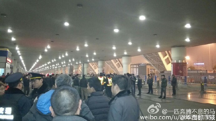 據(jù)現(xiàn)場(chǎng)網(wǎng)友表示：交警和出租車司機(jī)吵了起來。