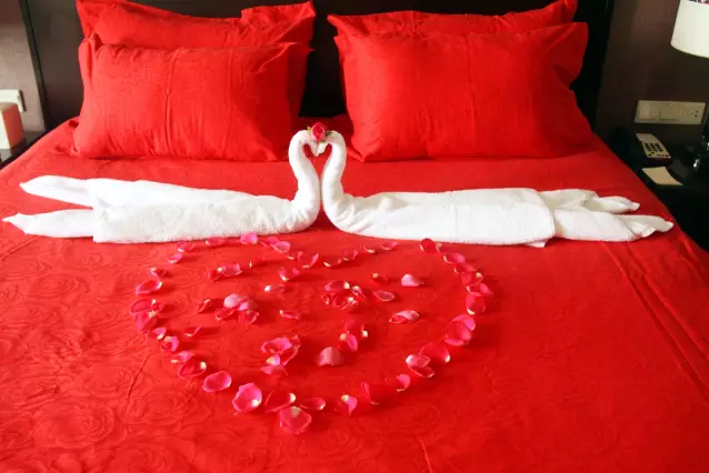 情人節(jié)最溫暖告白！84歲老人包下整樓示愛(ài)老伴