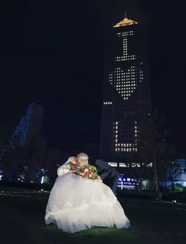 情人節(jié)最溫暖告白！84歲老人包下整樓示愛(ài)老伴