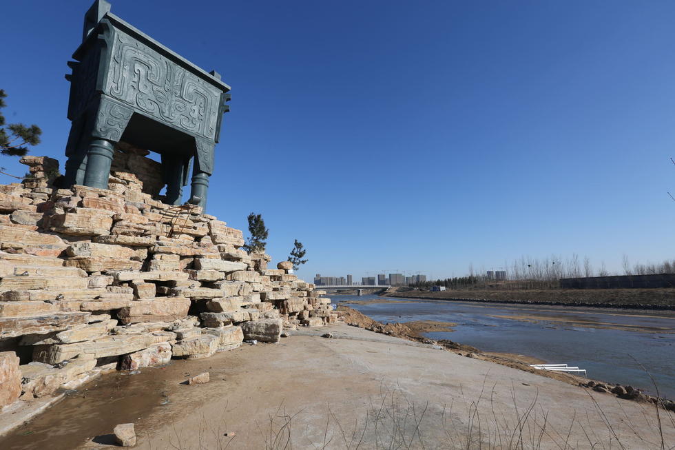 鄭州河邊建十米高銅鼎無(wú)防護(hù) 網(wǎng)友:不怕淹了？