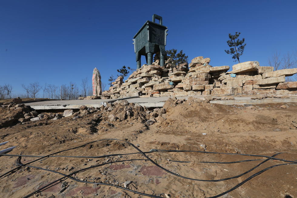 鄭州河邊建十米高銅鼎無(wú)防護(hù) 網(wǎng)友:不怕淹了？