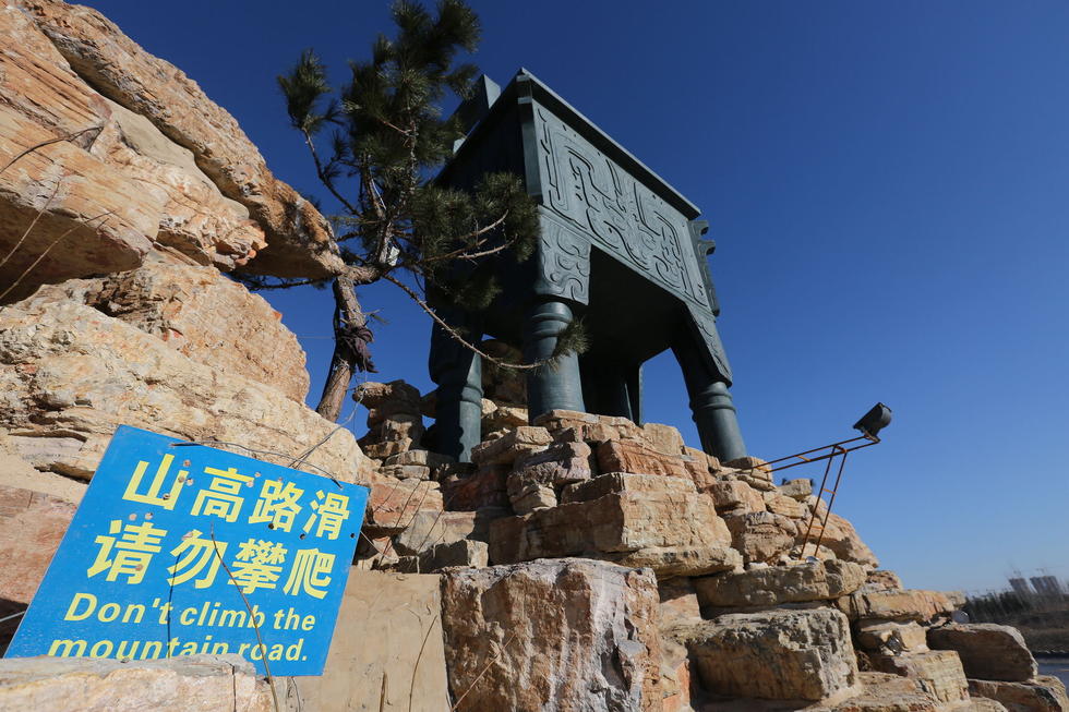 鄭州河邊建十米高銅鼎無(wú)防護(hù) 網(wǎng)友:不怕淹了？