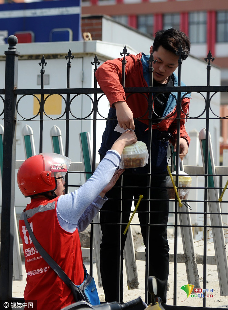 藝校實行封閉管理 學生“跨欄”買飯
