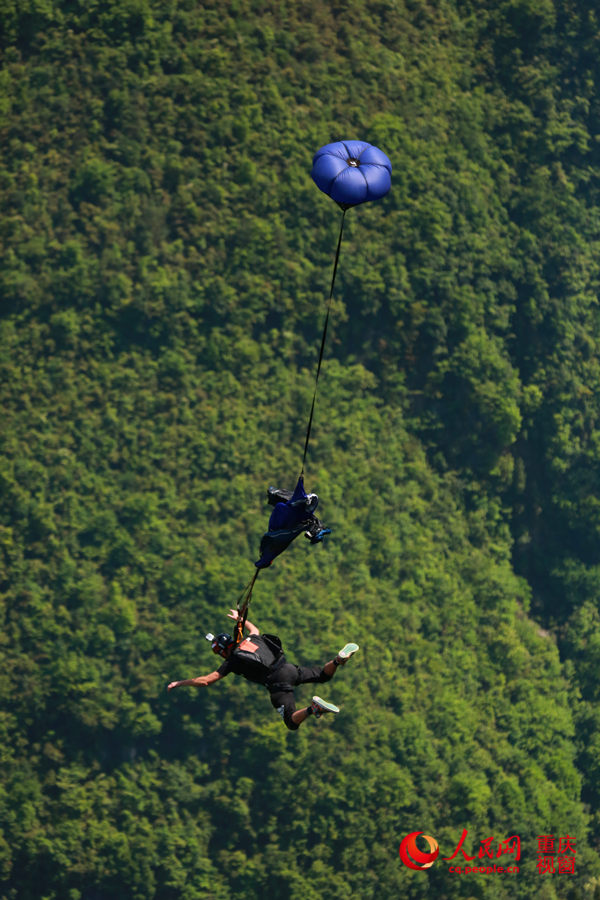 28日，2016世界低空跳傘大賽在重慶云陽龍缸景區(qū)正式開賽。圖為選手角逐中。劉政寧 攝