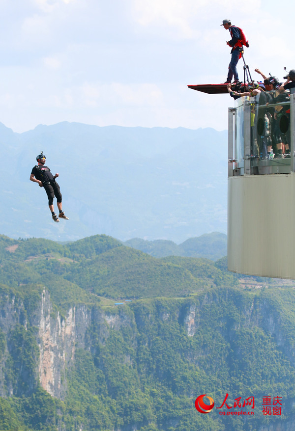 28日，2016世界低空跳傘大賽在重慶云陽龍缸景區(qū)正式開賽。圖為選手角逐中。劉政寧 攝