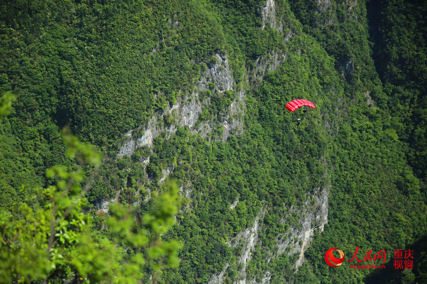 28日，2016世界低空跳傘大賽在重慶云陽龍缸景區(qū)正式開賽。圖為選手角逐中。劉政寧 攝