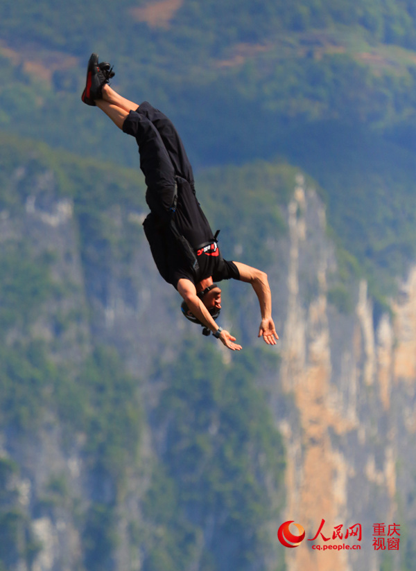28日，2016世界低空跳傘大賽在重慶云陽龍缸景區(qū)正式開賽。圖為選手角逐中。劉政寧 攝