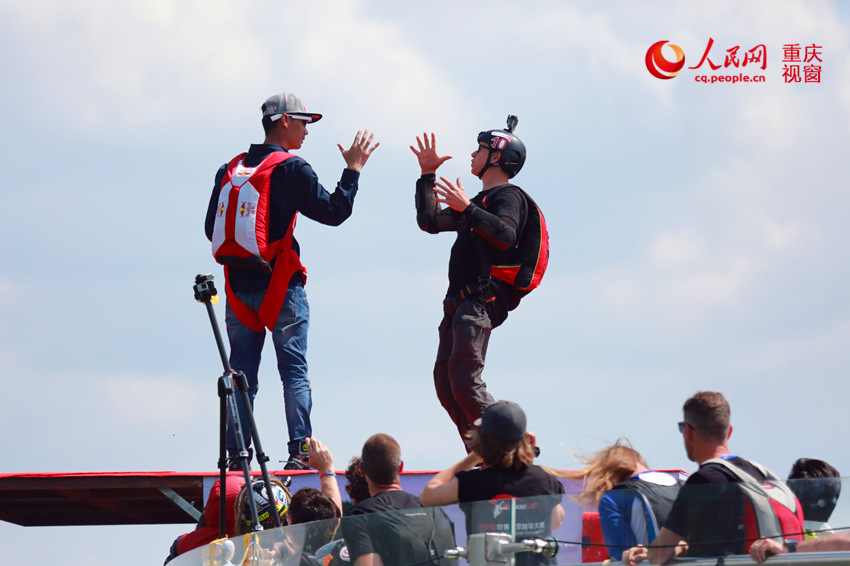 28日，2016世界低空跳傘大賽在重慶云陽龍缸景區(qū)正式開賽。圖為選手角逐中。劉政寧 攝
