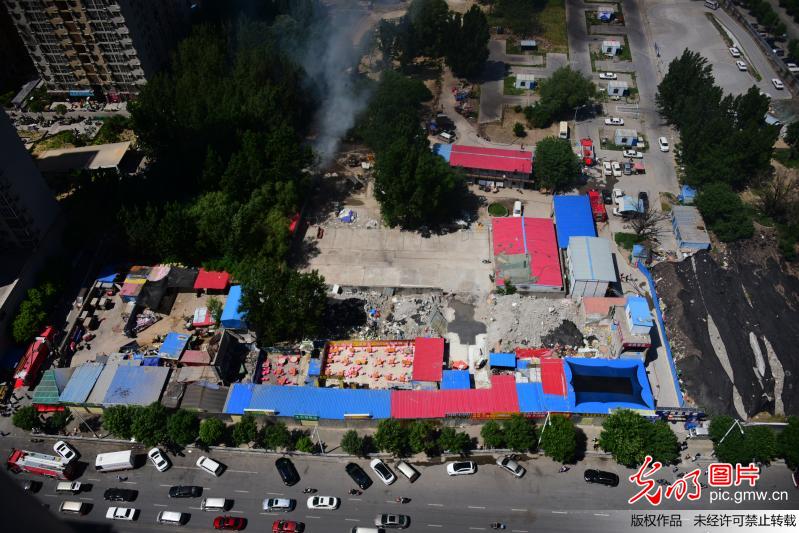 鄭州一非法液化氣灌裝點(diǎn)爆炸 消防員火中搶出近百液化罐 鄭州一非法液化氣灌裝點(diǎn)爆炸 消防員火中搶出近百液化罐